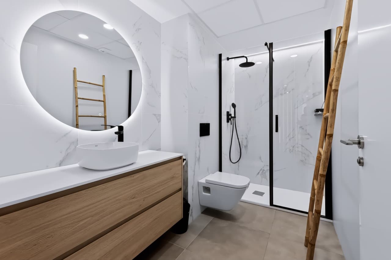 Baño amplio en piso espacioso